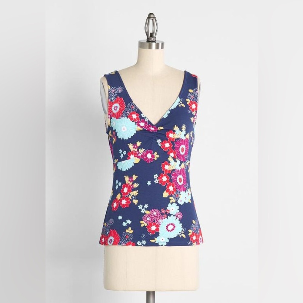 ✨NWT✨Modcloth Gathered Round Top